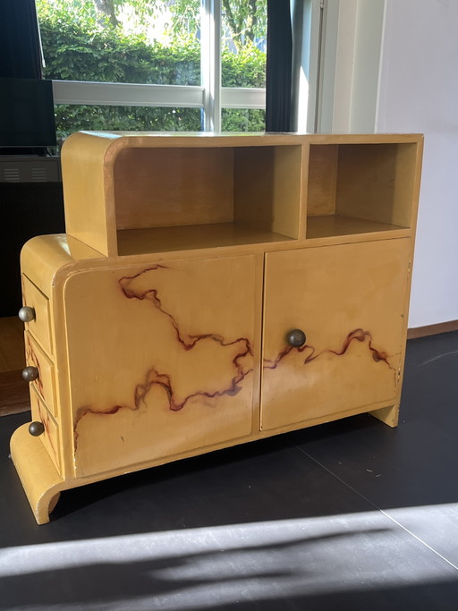 Armoire aux formes magnifiques