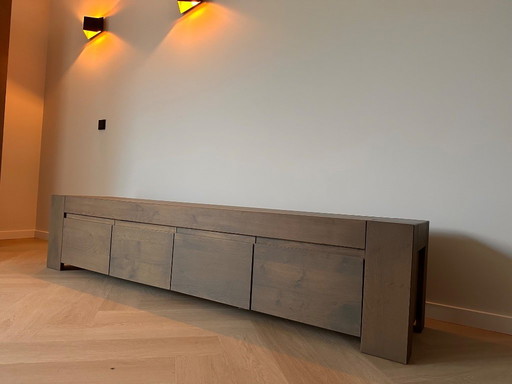 Mobile porta TV in rovere massello: elegante e senza tempo.