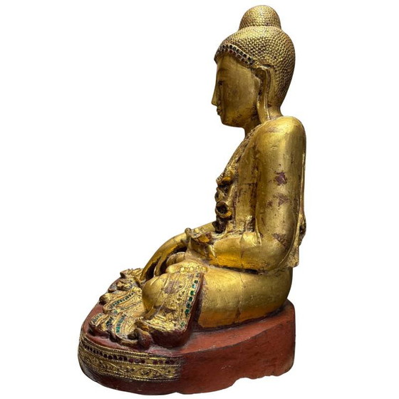 Antigua Estatua de Buda Mandalay Birmana – Madera Dorada con Mosaico de Vidrio – Bhumisparsha Mudra – c. (photo 8 of 10)
