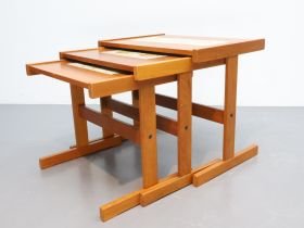 Vintage nesting tables / teak ceramic / brown yellow white / Denmark – Side tables, Metal (photo 2 of 5)