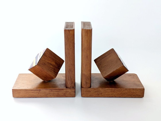 Image 1 of Fermalibri in legno di metà secolo con cubo smaltato, design geometrico modernista, anni '60