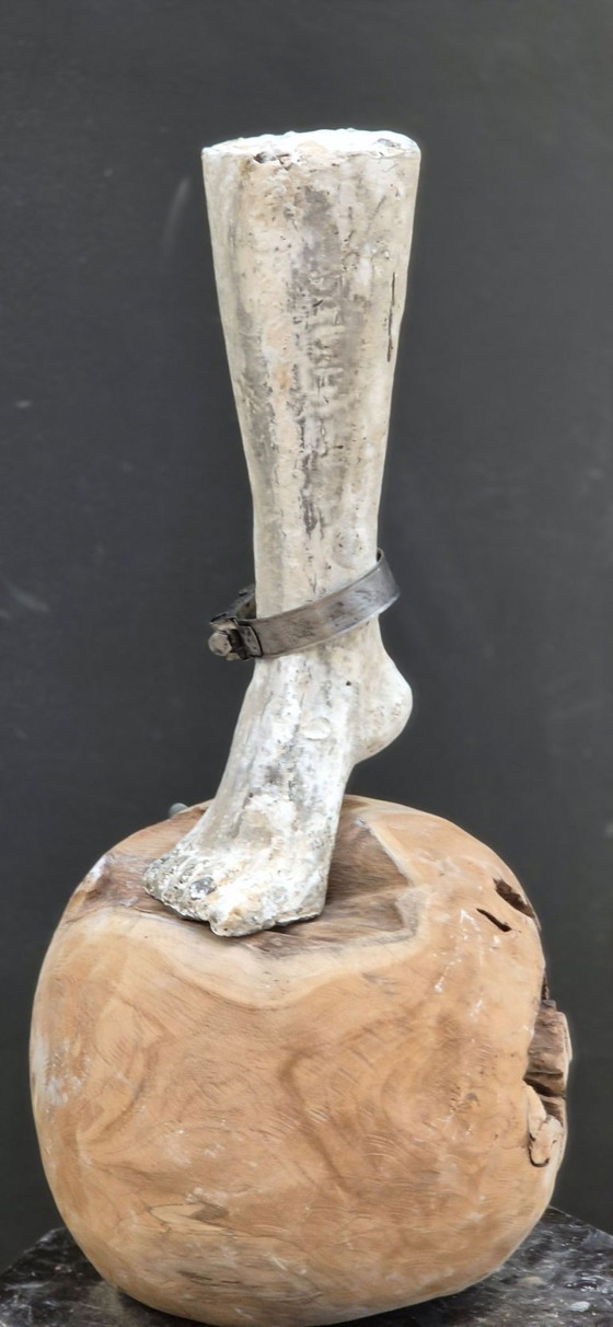 En equilibrio: escultura de cemento con madera. – Metal, Stone (photo 6 of 7)