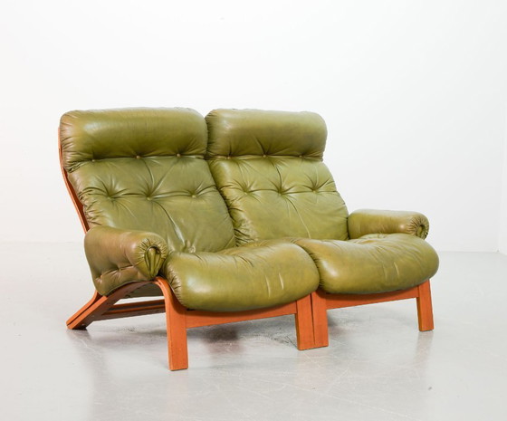 Image 1 of Comodísimo sofá lounge Rybo Rykken de dos plazas en cuero verde oliva de estilo escandinavo, de Elsa y Nordahl Solheim, años 60.