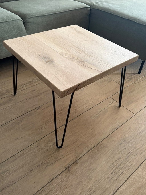 Table basse en chêne avec pieds épingles