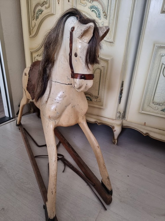Image 1 of Cheval à bascule ancien en bois
