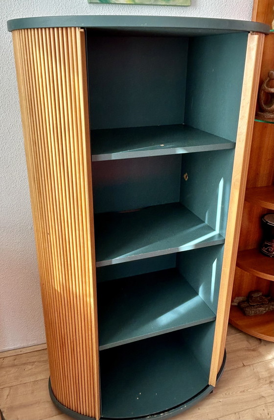 Image 1 of Novita, esa colección de armarios ovalados de madera de haya verde.