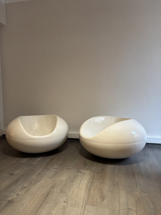 Image 1 of Set of two Pastil armchairs in white – Design icons by Eero Aarnio (1967)