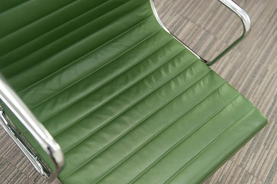 Image 1 of Vitra Ea 108 Drehstuhl