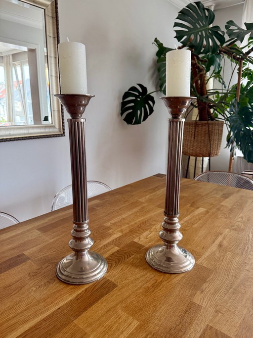Een paar grote zilveren kandelaars in kolomvorm - 45 cm – kandelaars en kaarsen, Metal, Silver