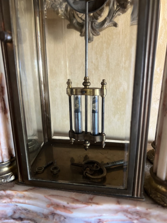 Image 1 of Horloge pendule ancienne marbre rose et lion doré avec mouvement balancier  