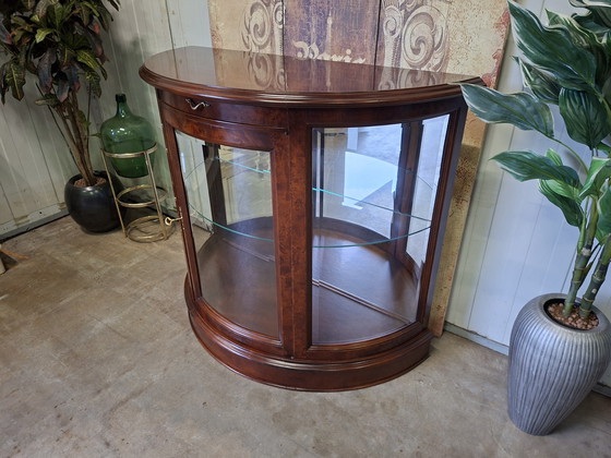 Image 1 of Grote klassieke italiaans halfronde lage vitrinekast, servieskast, whiskeybar wijncabinet afm. 119x51cm en 101cm hoog.