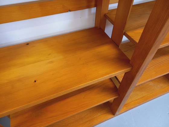 Image 1 of Grote modulaire boekenkast in 6 secties met 30 vintage grenenhouten planken uit de jaren 70 en 80.