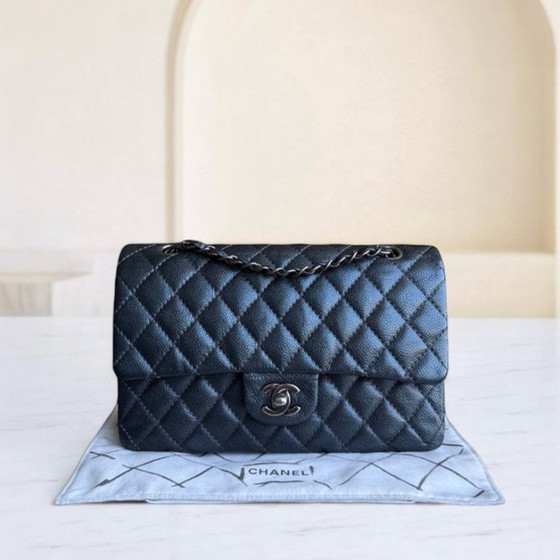 Image 1 of Chanel Classic Flap Medium - Caviar 25cm Gewatteerd generfd kalfsleer Donkergrijs Zilverkleurige hardware Serie 20