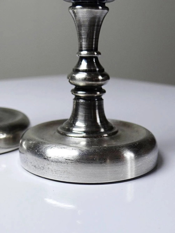 Par de pequeños candelabros antiguos bañados en plata, estilo georgiano. – Portavelas, Metal (photo 11 of 12)