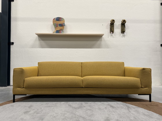 Image 1 of Diseño en stock Sofá Aikon de 4 plazas de tela amarilla