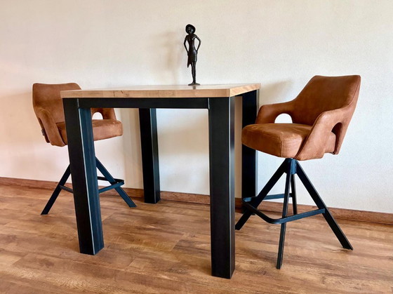 Image 1 of Wegen Zusammenziehens wird ein schöner Bartisch mit luxuriösen Barhockern verkauft.