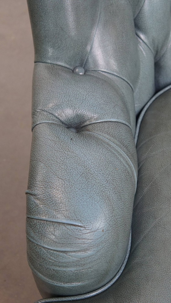 Image 1 of Blauwe chesterfield fauteuil gemaakt van rundleer in Engelse stijl met siernagels