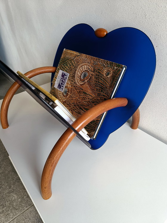 Image 1 of Italienischer postmoderner Zeitschriftenständer aus blauem Kunststoff und gebogenem Holz, 1990er Jahre, Calligaris-Stil