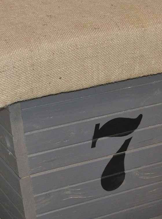 Seduta contenitore stile vintage con numero, 2012 – Poggiapiedi e pouf (photo 3 of 6)