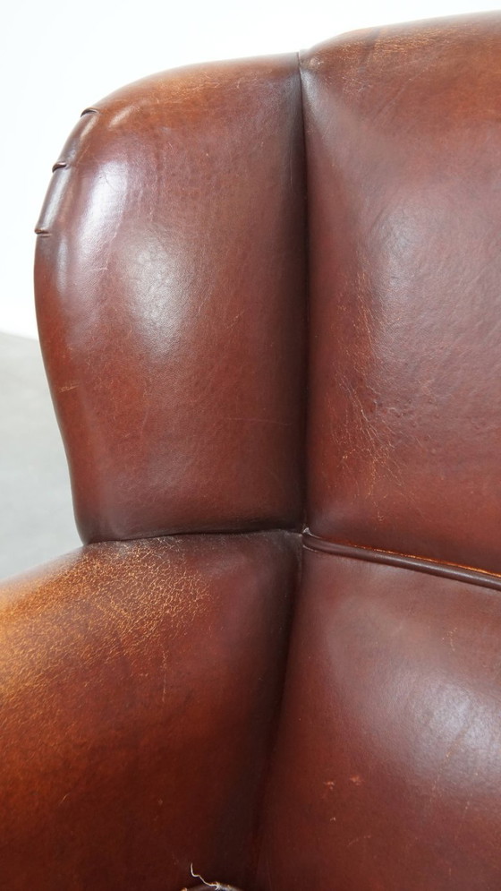 Image 1 of Schapenleren oorfauteuil met een donkere kleurstelling