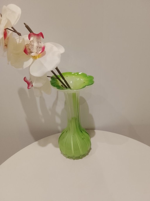 `Vintage Uranium Glas Vaas - Licht Groen op met UV - ZONDER LAMP`  