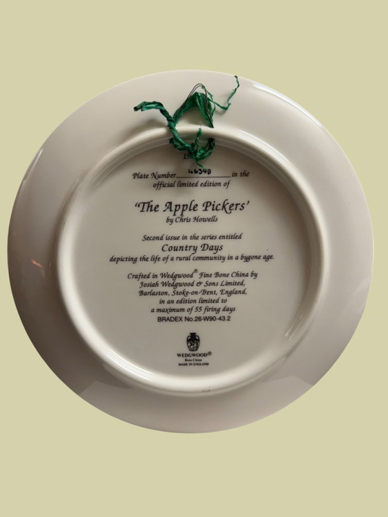 Image 1 of 🍎 “Los recolectores de manzanas” | Porcelana fina Wedgwood | Chris Howells | Country Days | Edición limitada