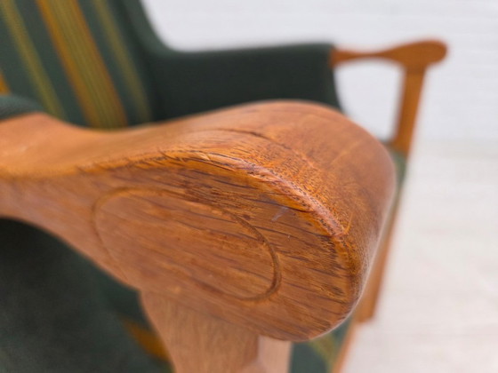 Image 1 of Fauteuil danois des années 1970, en laine verte, avec revêtement en chêne massif.