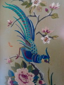 Tapisserie murale vintage brodée à la main, sous verre, avec une grue, des papillons et des fleurs.