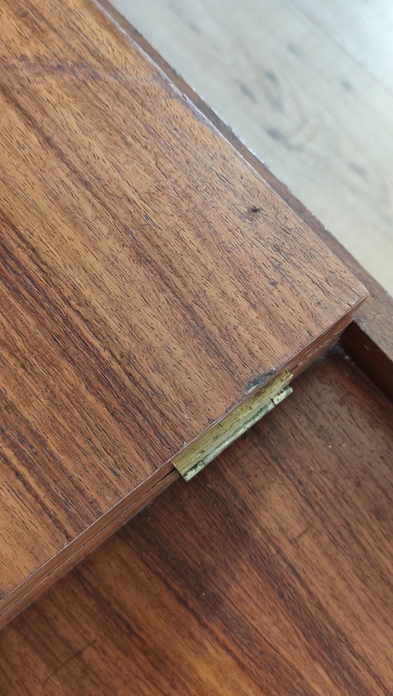 Image 1 of Un vecchio tavolo da lavoro riadattato come grande tavolino da caffè