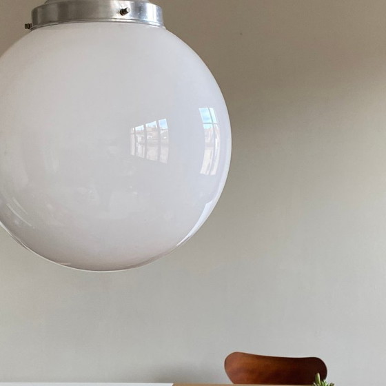 Image 1 of Grande lampada a sospensione a globo in vetro opalino, 25 cm