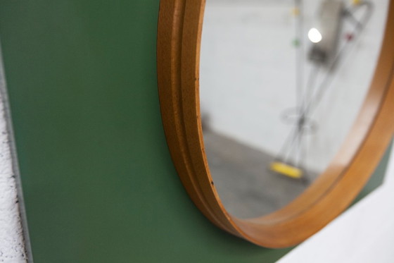 Image 1 of Espejo de pared redondo inusual, 60 cm, borde de teca sobre un tablero rectangular verde, años 60