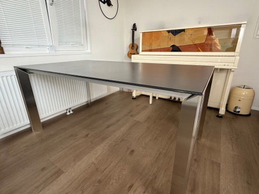 Zu verkaufen: Geräumiger und flexibler Designer-Esstisch