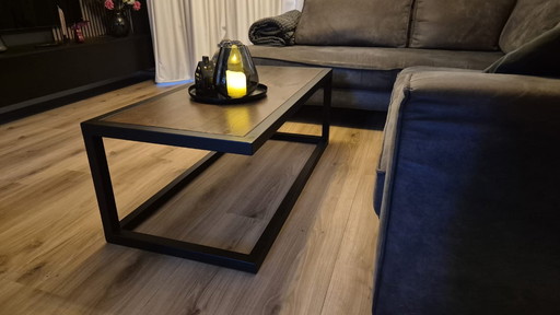 Table basse design 120x60 cm – Structure en C flottante artisanale – Acier et bois