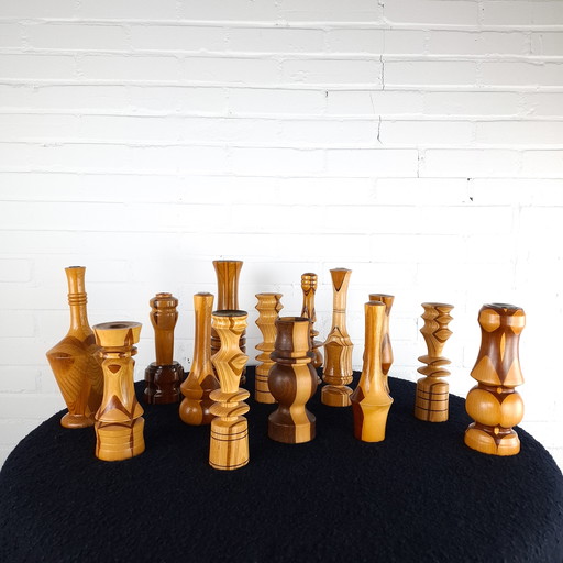 Set 14 vintage handgedraaide houten kandelaren en vaasjes