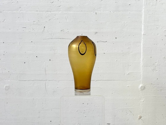 Image 1 of Vintage glazen vaas in honinggeel met aangebrachte decoratieve elementen, jaren 90.