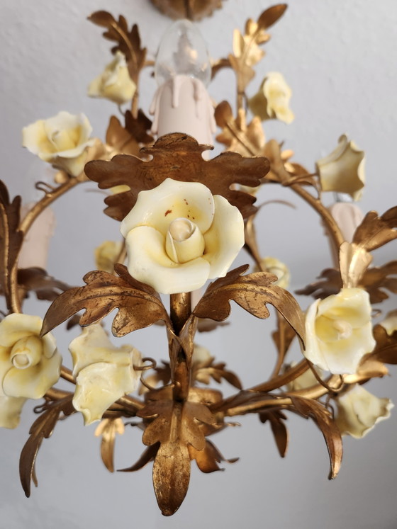 Lampe de plafond florentine ancienne, dorée et forgée à la main, ornée de roses en porcelaine, Italie (photo 12 of 14)