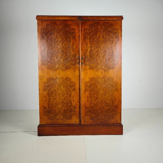 Kompakter Herrenkleiderschrank im englischen Art-Deco-Stil aus hellem Wurzelnussholz – Kleiderschränke, Wood (photo 3 of 17)