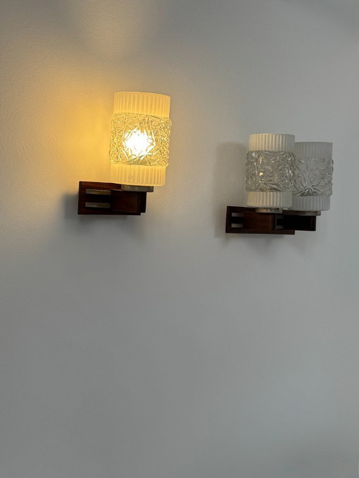 Par de apliques de pared vintage, cromo, palisandro y cristal moldeado prensado, Francia