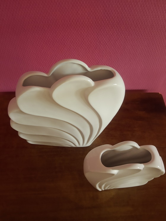 Conjunto Único de Jarrones Decorativos de Porcelana Blanca con Forma de Concha Mid-Century, Set Revival Art (photo 9 of 15)