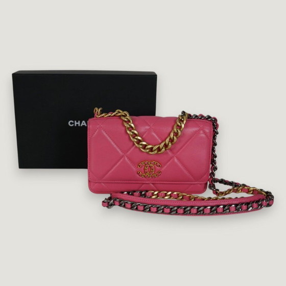 Image 1 of CHANEL PORTEMONNEE AAN KETTING 19