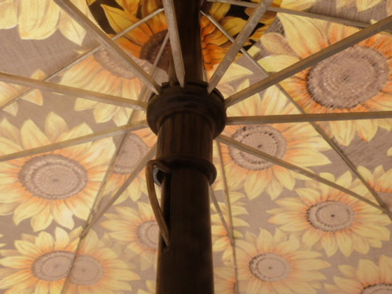 Image 1 of Vintage kantelbare parasol met franjes en zonnebloemmotief - jaren 70/80 - Sauvagnat, gemaakt in Frankrijk