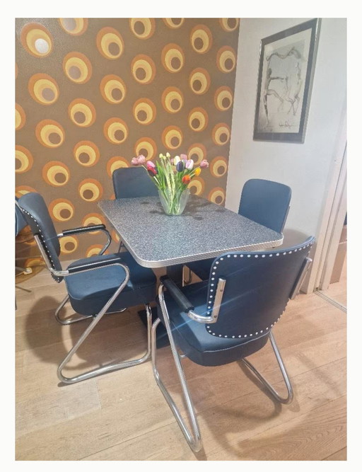 Paul Schuitema Fana Stühle mit Rohrrahmen und Tisch