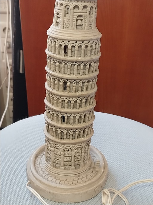 Lampe de table souvenir italienne des années 1970, représentant la Tour de Pise (25 cm de hauteur), 25 cm de haut.