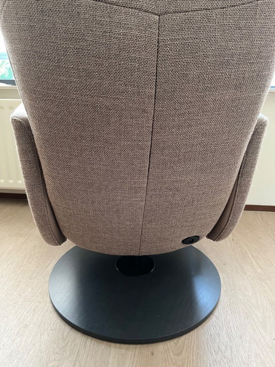 Image 1 of Velderhof está de pie en un sillón relajante.