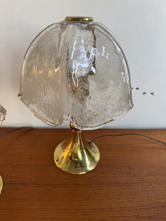 Image 1 of Lampada da tavolo vintage in ottone e vetro ghiacciato: eleganza di metà secolo