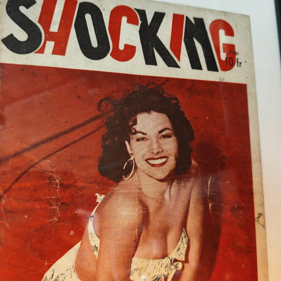 Image 1 of Originele ingelijste cover van een Belgisch pin-up magazine uit 1954 | Schokkend | Muurdecoratie uit het midden van de 20e eeuw