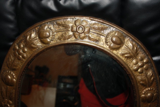 Image 1 of 🪞 Antieke ovale koperen spiegel – handgemaakt, zwaar en decoratief
