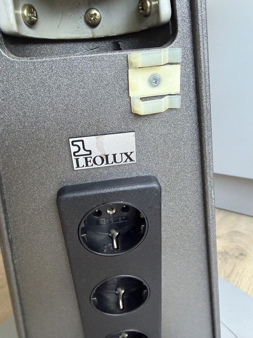 Mesas de diseño Leolux con 3 tomas de corriente integradas.