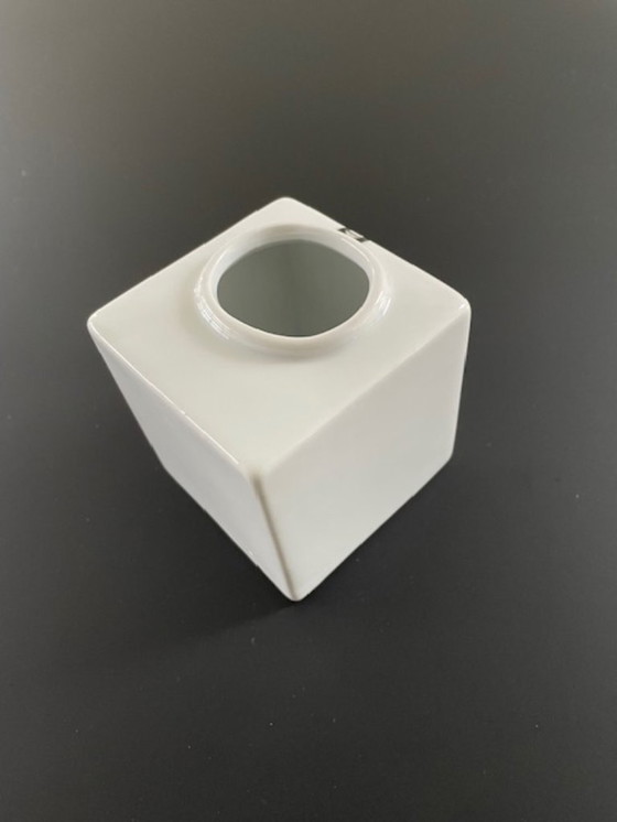 Image 1 of Jarrón cúbico Serax: diseño elegante en cerámica blanca.