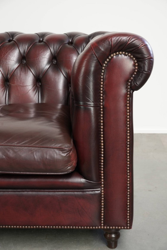 Sofá Chesterfield 2.5 plazas de cuero de buey rojo atemporal con una hermosa pátina – Sofás de 2 plazas (photo 9 of 13)